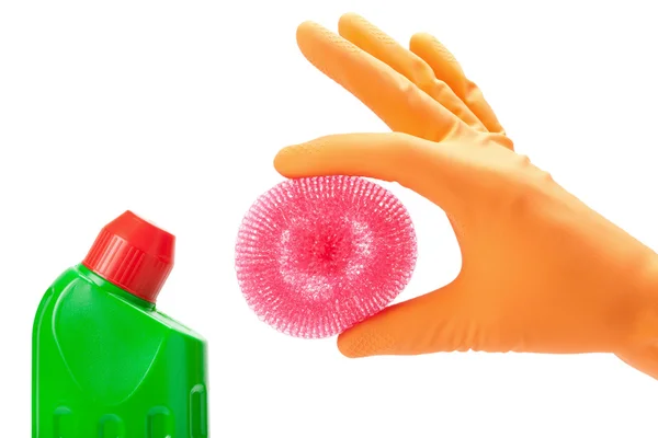 Hand in rubberen handschoen met scrub pad en flessen van reiniging prod — Stockfoto