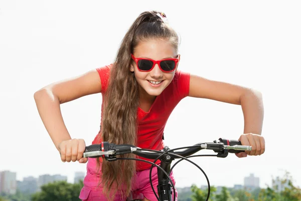 Tienermeisje op een fiets — Stockfoto