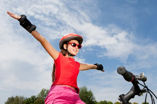 자전거를 타고 십 대 소녀 — 스톡 사진
