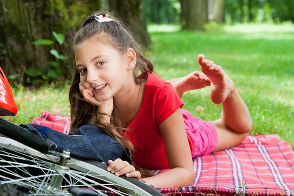 Biker-Mädchen entspannt sich im Park, legt sich auf Decke — Stockfoto