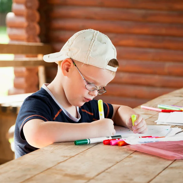 Симпатичный мальчик рисует — стоковое фото