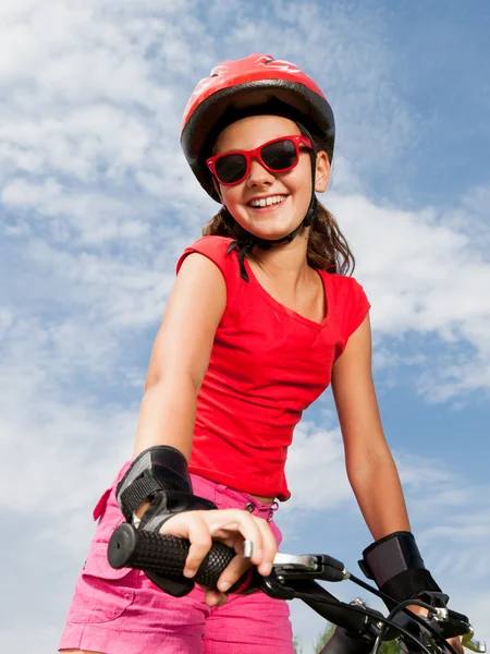 Menina em uma bicicleta — Fotografia de Stock