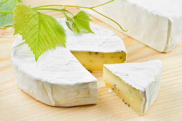 Изысканный сыр и виноград — стоковое фото