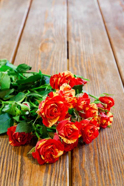 Buquê de rosas na mesa de madeira — Fotografia de Stock