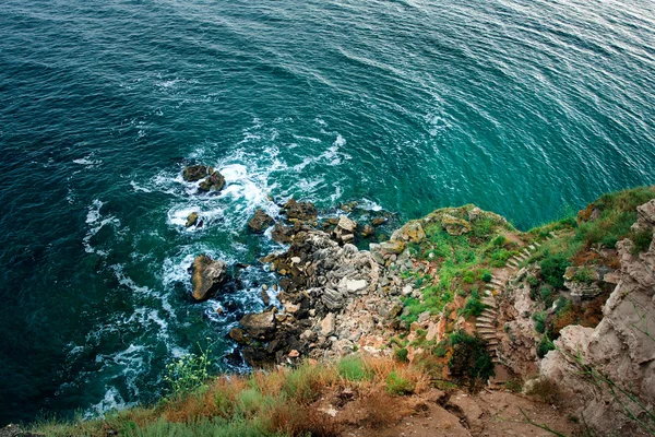 Deniz köpüğü ile kaplı taşlar — Stok fotoğraf