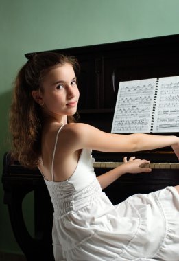 genç kız ve evde piyano