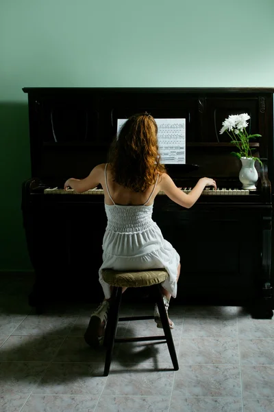 Giovane ragazza e pianoforte a casa — Foto Stock