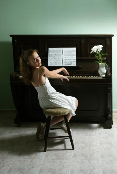 Ung pige og klaver derhjemme - Stock-foto