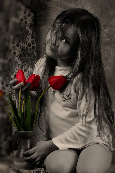 Młoda dziewczyna z tulipany — Zdjęcie stockowe