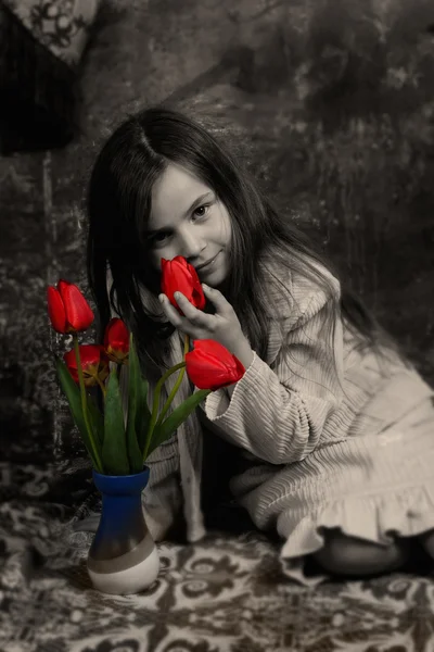 Jong meisje met tulpen — Stockfoto