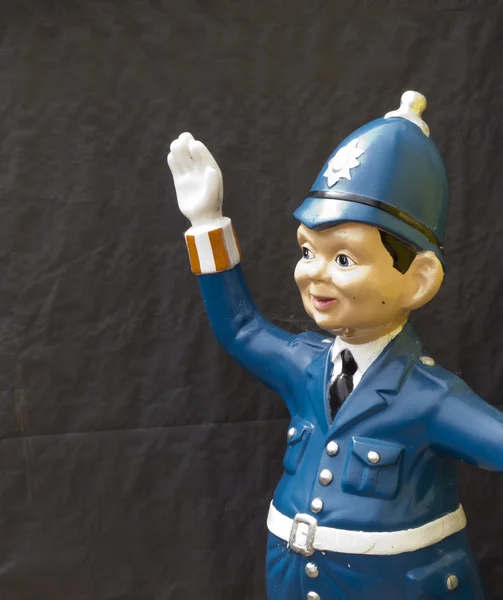 Polizist mit erhobener Hand. — Stockfoto