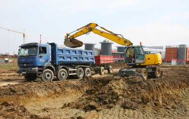 Digger navlun araba üzerinde kir ele