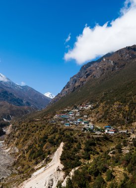 Himalayalar manzara: yayla Köyü ve dağlar