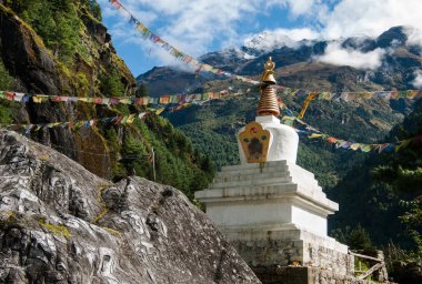 Budist Daina veya chorten dua bayrakları Himalayalar ile