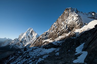 Cho la pas doruklarına şafakta himalaya dağlarında