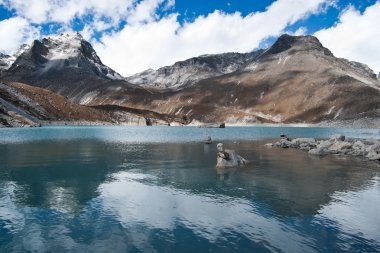 Denge ve uyum: taş yığınları ve kutsal göl kenarında Gokyo