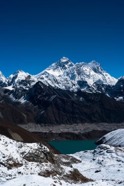 Everest, nuptse, lhotse tepeler. gokyo Gölü ve Köyü