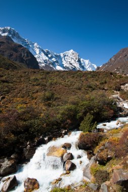 Himalaya manzara: kar yağdı tepeler ve akış