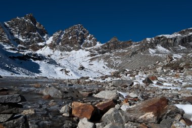 Renjo pass: dağ zirveleri ve Himalayalar akışında