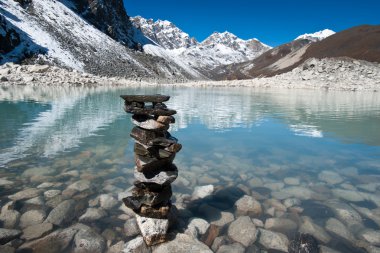 Uyum ve denge: taşlar ve kutsal göl kenarında Gokyo