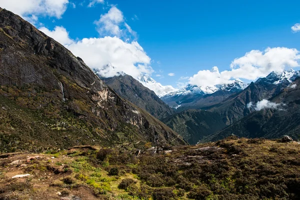 Almoço e Ama Dablam picos: paisagem do Himalaia — Fotografia de Stock