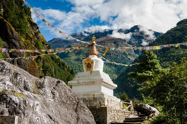 Buddhism: stupe o chorten con banderas de oración en Himalaya —  Fotos de Stock