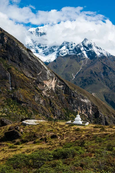 Stupe buddista o chorten e cime in Himalaya — Foto Stock