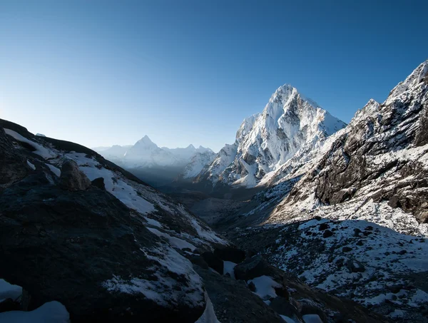 Cho la pass en sneeuwde pieken bij dageraad in de Himalaya — Stockfoto