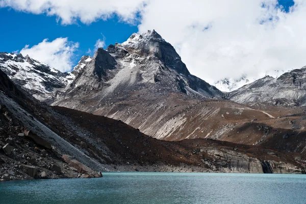 Toppmötet och heliga sjö nära gokyo i Himalaya — Stockfoto