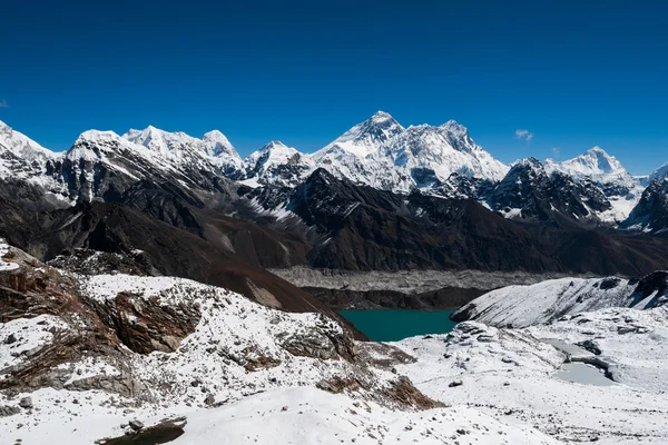 世界之巅： 珠穆朗玛峰、 洛子峰、 马卡鲁峰，努 — 图库照片
