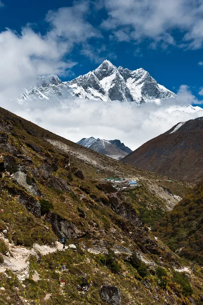 Paisagem do Himalaia: picos de shar Lhotse e Lhotse — Fotografia de Stock