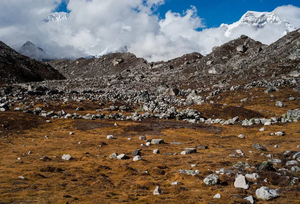 히말라야 풍경: 빙 퇴 석 및 산 봉우리 — 스톡 사진