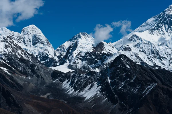 喜马拉雅山的山峰： pumori，changtse，nirekha 和侧珠穆朗玛峰 — 图库照片