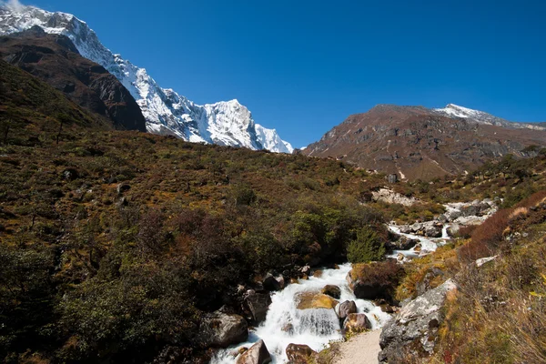 Himalaje krajobraz: śnieg szczyty i strumień — Zdjęcie stockowe