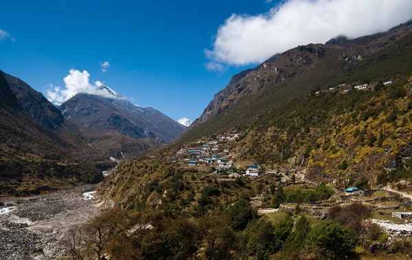 Paisaje en Himalaya: picos y pueblo de las tierras altas —  Fotos de Stock