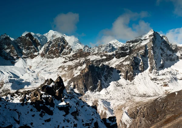 Berg sett från renjo pass i Himalaya — Stockfoto