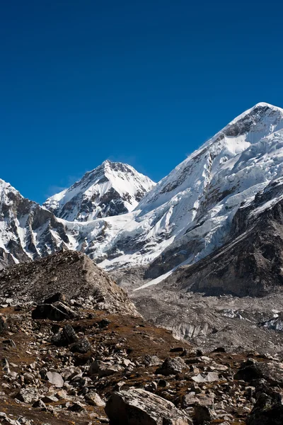 Bergtoppen in de buurt van gorak shep en in de Himalaya — Stockfoto