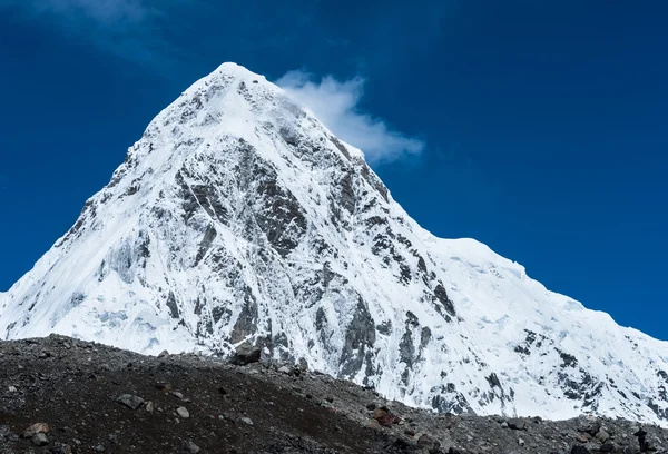 雪 pumori 首脑会议在喜马拉雅山 — 图库照片