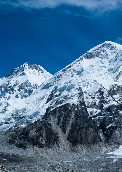Picos no muy lejos Gorak shep y Everest campamento base —  Fotos de Stock