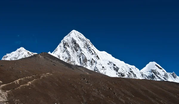 在喜马拉雅山中的 pumori 和 kala patthar 山 — 图库照片