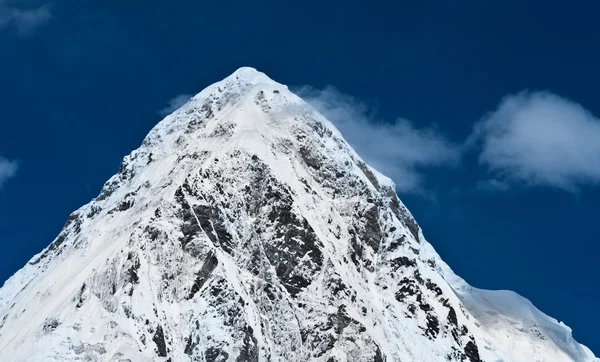 Пик Пумори и голубое небо в Непале — стоковое фото