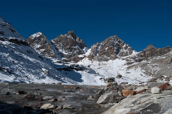 Renjo pass: bergtoppen en stream in Himalaya — Stockfoto