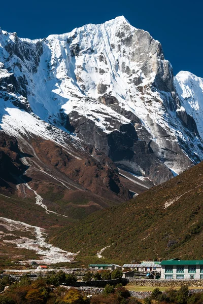 Byn med hotell och lodge för turister i Himalaya — Stockfoto