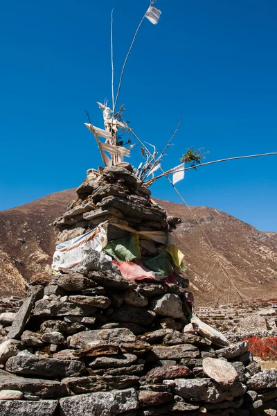 Buddhistické stupe nebo chorten v Himalájích — Stock fotografie