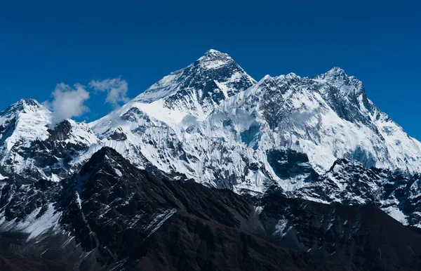 在喜马拉雅山的珠穆朗玛峰、 changtse、 洛子峰努布策山山峰 — 图库照片