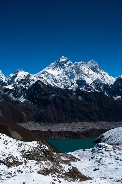 Эверест, Нупце, Лхоцзе пики. Гокё озеро и деревня — стоковое фото