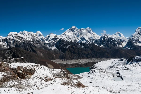 Знаменитые вершины перевала Реньо: Эверест, Макалу, Лхоцзе, Нупце, П — стоковое фото