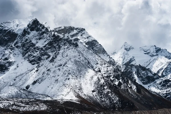 Ledovec a horská oblast nedaleko gorak shep — Stock fotografie