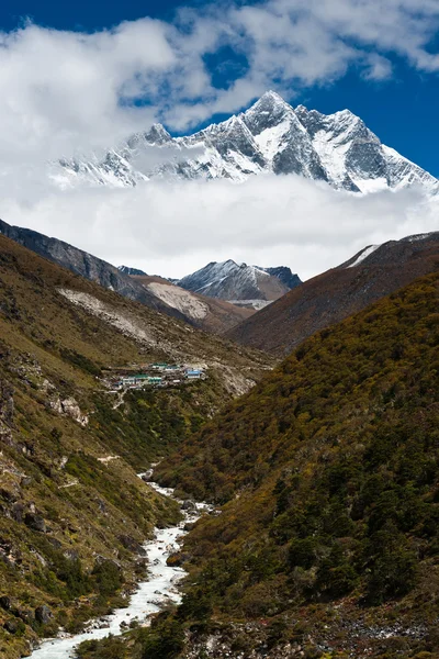 Lhotse i lhotse shar szczyty. wieś i strumień — Zdjęcie stockowe
