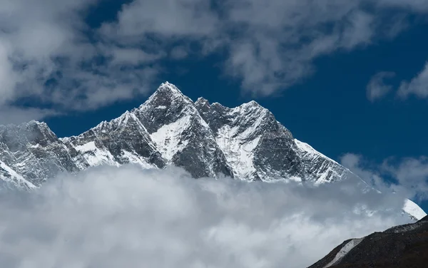 洛子峰、 洛子峰 shar 高峰和多云的天空在喜马拉雅山 — 图库照片